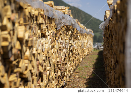 堆積的木柴 131474644
