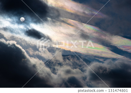 富士山頂上懸掛的彩虹雲 131474801