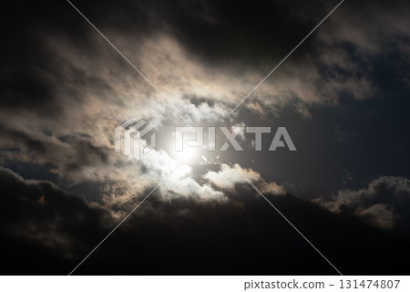 The sun on the summit of Mount Fuji 131474807