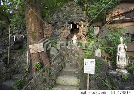 A tour of the lucky shoe caves in the grounds of Bushu Shirako Kumano Shrine 131474814