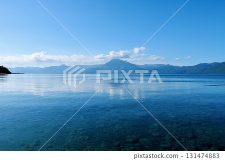 九月的支笏湖 平靜的水面映照著天空和惠庭山 131474883