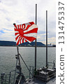 從停靠的海上自衛隊護衛艦內部看到的旭日旗 從停靠的海上自衛隊護衛艦內部看到的旭日旗 131475337