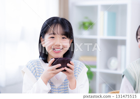 家庭聚餐 女孩喝味噌湯 131475515
