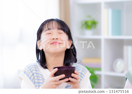 家庭聚餐 女孩喝味噌湯 131475516