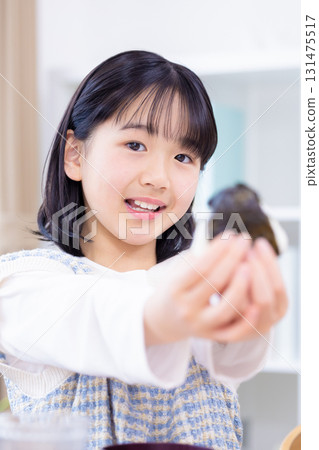 家庭聚餐 吃飯團體的女孩 131475517