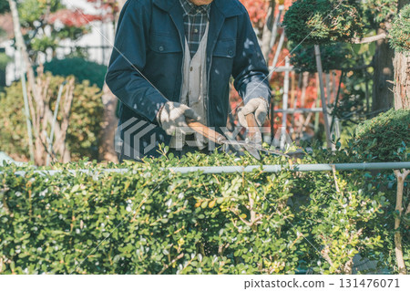 修剪 園丁 男人 131476071