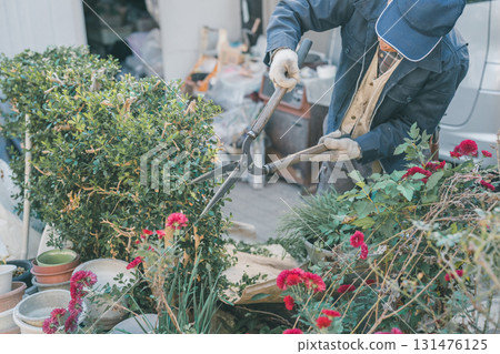 pruning, gardener, gardeners 131476125