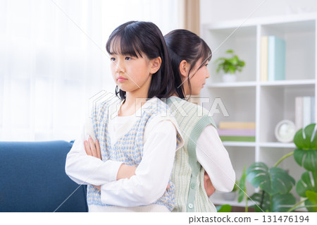 姊妹肖像，憤怒的姊妹背對背坐著 131476194