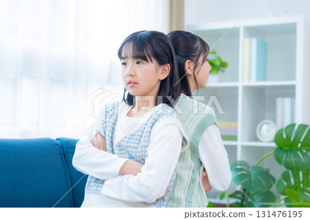 姊妹肖像，憤怒的姊妹背對背坐著 131476195