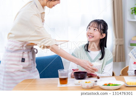 家庭早餐女孩吃米飯 家庭早餐女孩吃米飯 131476301