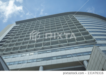 Skyscraper that shines in the blue sky 131476316