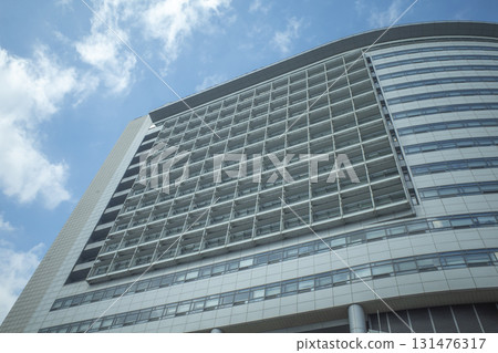 蔚藍的天空中閃耀的高層建築 131476317