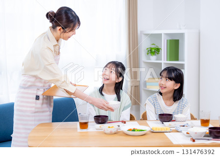 家庭早餐女孩吃米飯 131476392