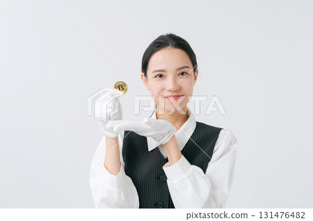 一位女士正在評估貴金屬 一位女士正在評估貴金屬 131476482