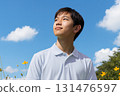 A middle school student looking to the future with blue skies and hope, Asian Japanese male 131476597