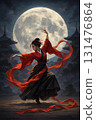 一名女子在滿月背景下表演日本傳統舞蹈 131476864