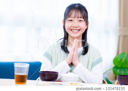 家庭聚餐 女孩吃米飯 131478135