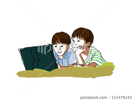 孩子們躺著看平板電腦 孩子們躺著看平板電腦 131478243