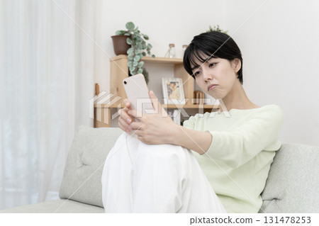 生氣的年輕女子 131478253