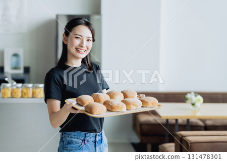 A young woman introducing bread at a cafe 131478301