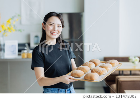 一位年輕女子在咖啡館介紹麵包 131478302