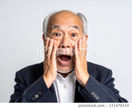 一位老人用手托著臉頰,驚訝地張大嘴巴——人工智慧生成的圖像 一位老人用手托著臉頰,驚訝地張大嘴巴——人工智慧生成的圖像 131478314