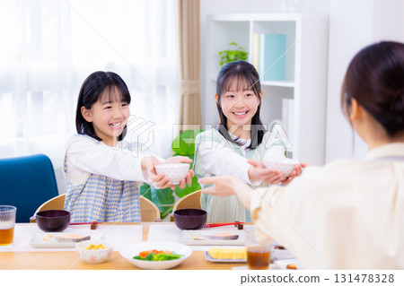 家庭早餐日本料理女孩要求再來一份 131478328