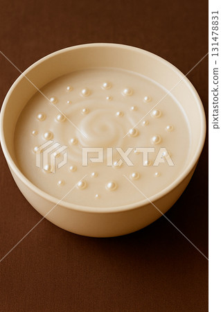 Pearly white mousse 131478831