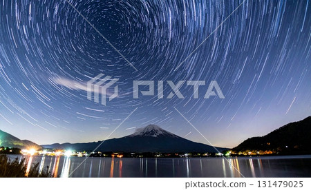 星空的 CG 插圖，包括流星和流星雨、富士山、銀河和星跡 131479025