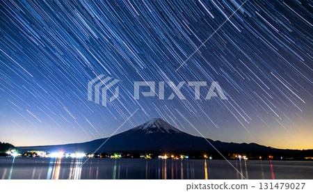 星空的 CG 插圖，包括流星和流星雨、富士山、銀河和星跡 131479027