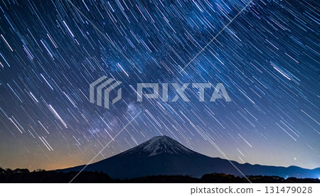 星空的 CG 插圖，包括流星和流星雨、富士山、銀河和星跡 131479028