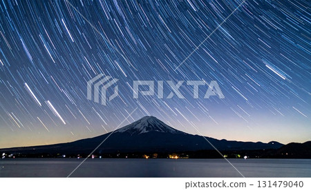 星空的 CG 插圖，包括流星和流星雨、富士山、銀河和星跡 131479040
