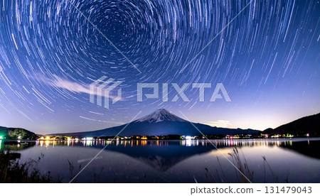 星空的 CG 插圖，包括流星和流星雨、富士山、銀河和星跡 131479043