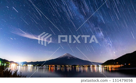星空的 CG 插圖,包括流星和流星雨、富士山、銀河和星跡 星空的 CG 插圖,包括流星和流星雨、富士山、銀河和星跡 131479056