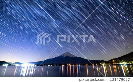 星空的 CG 插圖，包括流星和流星雨、富士山、銀河和星跡 131479057