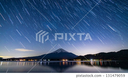 星空的 CG 插圖,包括流星和流星雨、富士山、銀河和星跡 星空的 CG 插圖,包括流星和流星雨、富士山、銀河和星跡 131479059