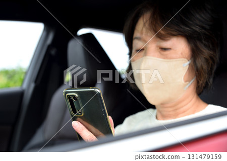 操作手機的女人 131479159