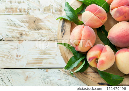 新鮮閃亮的粉紅色桃子 131479496