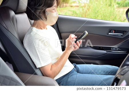 操作手機的女人 操作手機的女人 131479573