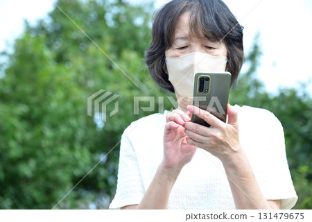 操作手機的女人 131479675