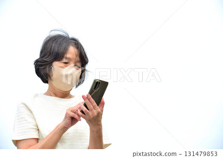 操作手機的女人 131479853