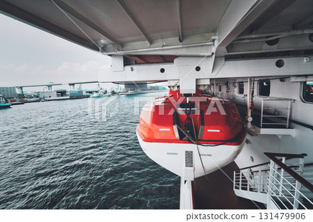 裝載到客船上的船隻 131479906