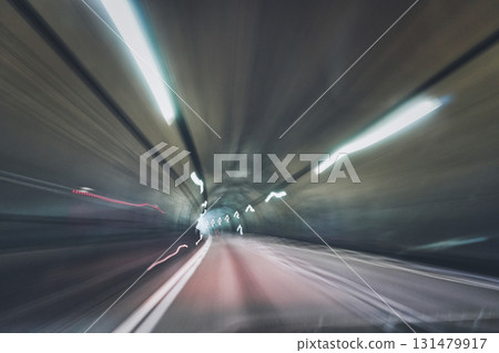 在高速公路的隧道風景 131479917