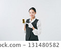 一位女士正在評估貴金屬 131480582