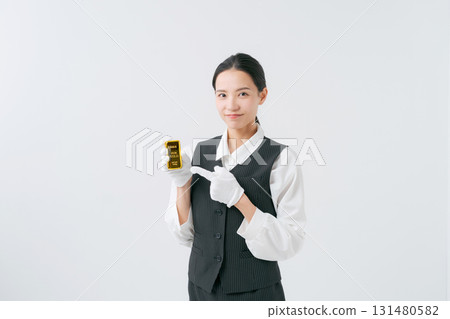 一位女士正在評估貴金屬 131480582