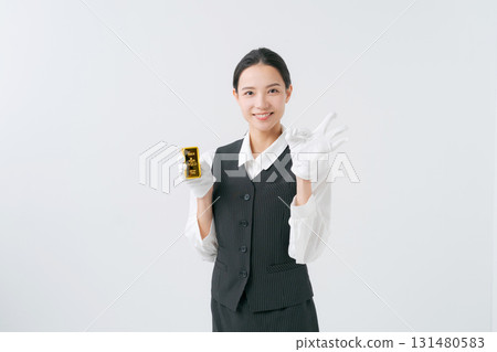 一位女士正在評估貴金屬 一位女士正在評估貴金屬 131480583