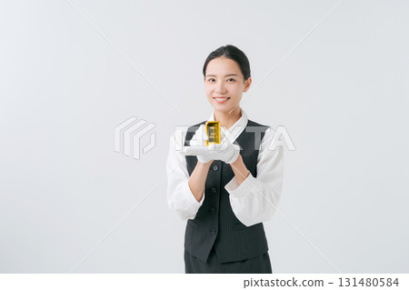 一位女士正在評估貴金屬 一位女士正在評估貴金屬 131480584