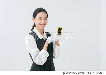 一位女士正在評估貴金屬 一位女士正在評估貴金屬 131480586