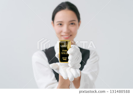 一位女士正在評估貴金屬 一位女士正在評估貴金屬 131480588
