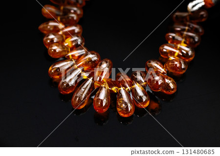 橙榴石珠子和黑色背景 131480685